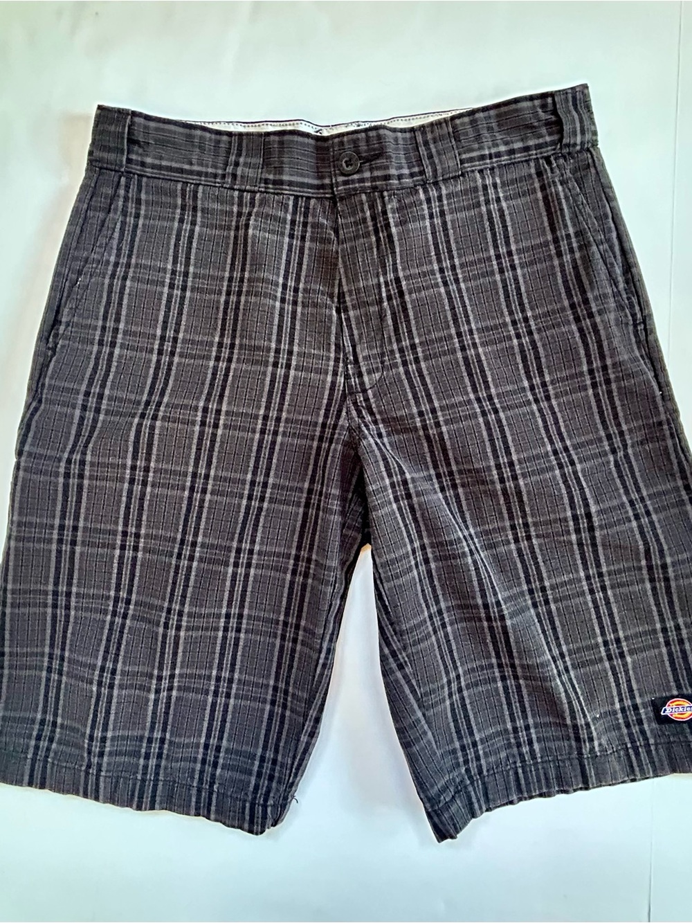 Dickies Men’s Gray Plaid Flat-Front Shorts